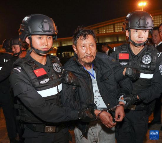 1月30日，在緬甸內(nèi)比都國際機場，緬甸警方依法向我公安機關(guān)移交緬北重大犯罪嫌疑人魏懷仁。新華社記者 殷剛 攝