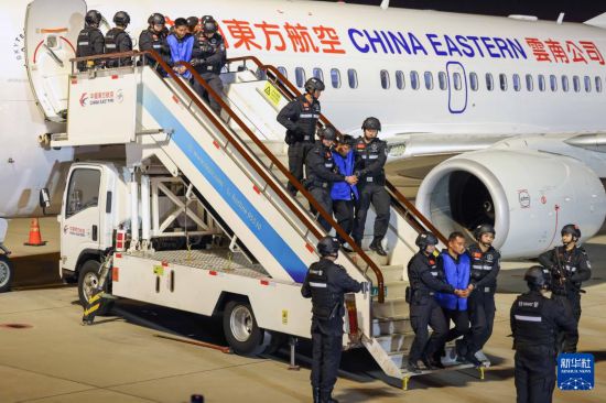 1月30日，在云南昆明長水機場，白所成、白應(yīng)蒼、魏懷仁、劉正祥、劉正茂、徐老發(fā)等10名緬北重大犯罪嫌疑人被我公安機關(guān)成功押解回國。新華社記者 殷剛 攝