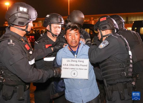 1月30日，在緬甸內(nèi)比都國際機場，緬甸警方依法向我公安機關(guān)移交緬北重大犯罪嫌疑人劉正祥。新華社記者 殷剛 攝