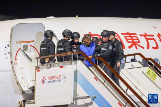1月30日，在云南昆明長水機場，緬北重大犯罪嫌疑人白所成被我公安機關(guān)成功押解回國。新華社記者 殷剛 攝