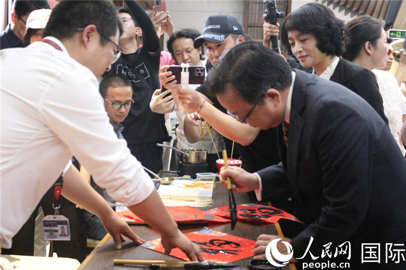 中國駐菲律賓大使黃溪連出席活動并與留菲學(xué)子共迎新春。人民網(wǎng)記者樊帆 攝
