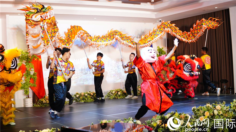 在菲留學(xué)生通過舞龍舞獅表演呈現(xiàn)中華優(yōu)秀傳統(tǒng)文化魅力。人民網(wǎng)記者樊帆 攝