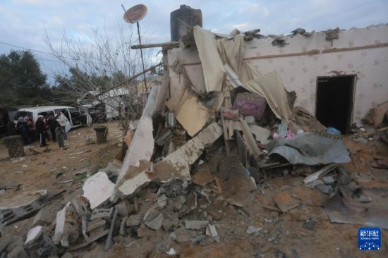 2月5日，在加沙地帶南部城市拉法，人們查看以軍空襲后的建筑廢墟。新華社發(fā)（哈立德·奧馬爾攝）