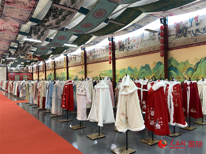 1月24日，在山東省菏澤市曹縣大集鎮(zhèn)穿越大唐漢服云倉(cāng)直播基地展廳里擺放的漢服。 人民網(wǎng) 周琳佳攝