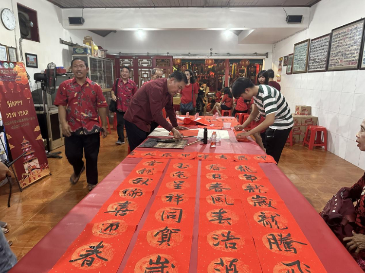 茍皓東為華人朋友現(xiàn)場寫春聯(lián)送福字。巴陵康孔子學(xué)院供圖
