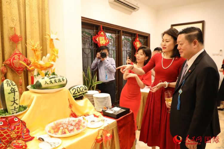 中國駐東盟大使侯艷琪（右二）同東盟秘書長高金洪（右一）欣賞食雕。人民網(wǎng)記者 曹師韻攝