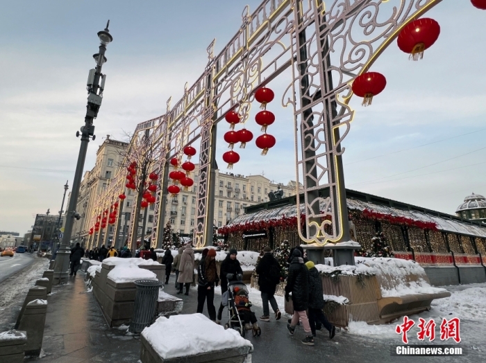 當(dāng)?shù)貢r(shí)間2月9日，中國(guó)農(nóng)歷新年慶?；顒?dòng)啟動(dòng)儀式在莫斯科市中心的卡梅爾格爾斯基巷舉行。圖為特維爾大街裝飾的中國(guó)大紅燈籠。<a target='_blank' href='/'><p  align=