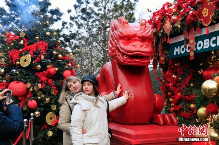 當(dāng)?shù)貢r(shí)間2月9日，中國(guó)農(nóng)歷新年慶?；顒?dòng)啟動(dòng)儀式在莫斯科市中心的卡梅爾格爾斯基巷舉行。中國(guó)駐俄大使張漢暉，俄羅斯外交部發(fā)言人扎哈羅娃，以及俄羅斯文化部和莫斯科市政府官員出席。慶祝活動(dòng)將持續(xù)至18日。圖為當(dāng)?shù)孛癖娫谔鼐S爾廣場(chǎng)與龍雕塑合影。