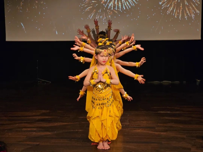 舞蹈《千手觀音》。中國(guó)駐瑞典大使館供圖。
