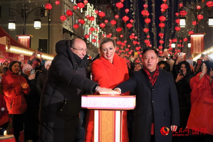 張漢暉、扎哈羅娃、科茲洛夫（從右至左）共同按下活動啟動按鈕。于子恒攝