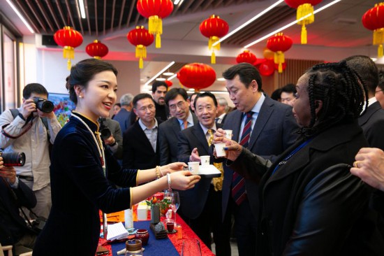 2月2日，人們?cè)谖挥谝獯罄_馬的聯(lián)合國(guó)糧農(nóng)組織總部體驗(yàn)中國(guó)茶藝。新華社記者李京攝