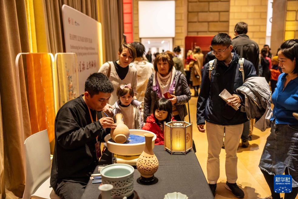2月11日，參觀者在美國費城藝術(shù)博物館舉行的龍年迎新春活動上觀看瓷器制作。新華社發(fā)（周煥新攝）