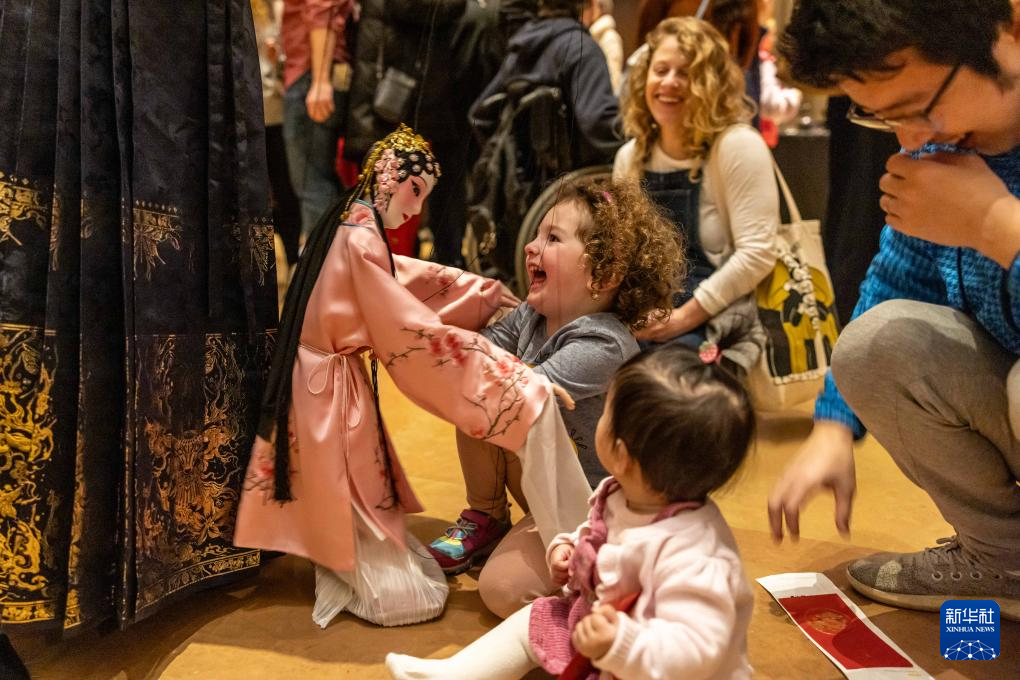 2月11日，孩子們在美國費城藝術(shù)博物館舉行的龍年迎新春活動上體驗?zāi)九紤?。新華社發(fā)（周煥新攝）