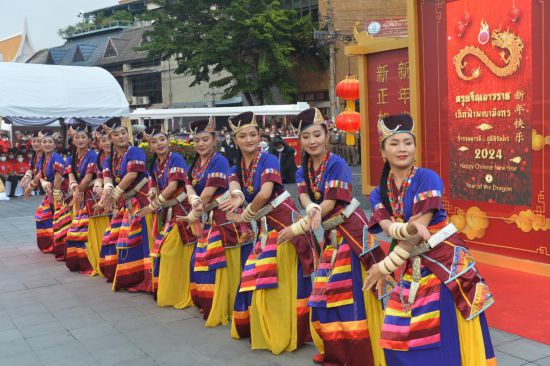 2月10日，演員在泰國(guó)曼谷唐人街舉行的“歡樂春節(jié)”活動(dòng)上跳舞。當(dāng)日，泰國(guó)“歡樂春節(jié)”文化活動(dòng)在曼谷唐人街舉辦。（新華社發(fā)，拉亨攝）