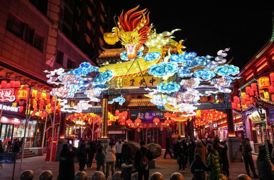 2月11日，游客在沈陽(yáng)中街游覽。春節(jié)期間，各地?zé)艋痂?、火樹銀花，呈現(xiàn)出一幕幕流光溢彩的視覺盛宴。（新華社記者潘昱龍攝）