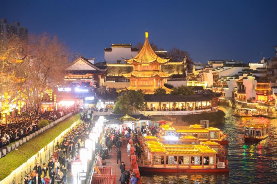 2月14日，游客在南京夫子廟景區(qū)賞燈游玩。（新華社發(fā)，蘇陽(yáng)攝）