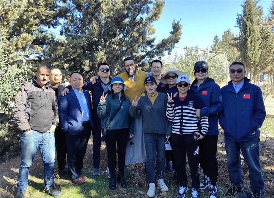 中國醫(yī)生們與穆罕默德一家人合影留念。中國第28批援阿爾及利亞醫(yī)療隊(duì)塞地夫分隊(duì)供圖