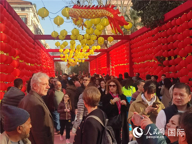 游園會(huì)入口處張燈結(jié)彩，人流如織。人民網(wǎng)記者鄭彬攝