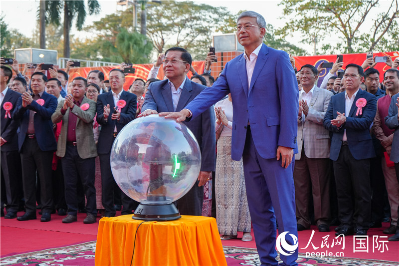 敏昂萊主席和陳海大使在中方援建和改造升級的仰光杜溫納國家體育館前共同按亮水晶球，啟動“錦繡唐人街”新春慶典-人民網(wǎng)記者謝佳君攝