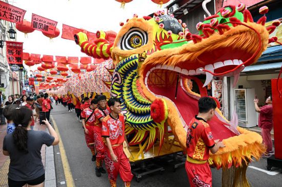 2月1日，由馬來西亞和中國(guó)的100多名青少年組成的舞龍隊(duì)在馬來西亞馬六甲市雞場(chǎng)街上共舞一條近200米的“長(zhǎng)龍”。這是活動(dòng)現(xiàn)場(chǎng)的“長(zhǎng)龍”。新華社記者程一恒攝