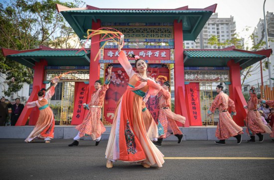2月12日，在位于海南省海口市的第十六屆萬(wàn)春會(huì)分會(huì)場(chǎng)——海瑞文化公園春節(jié)系列活動(dòng)中拍攝的舞蹈演藝現(xiàn)場(chǎng)。新華社記者蒲曉旭攝