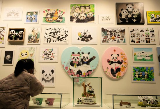 2月20日，一位小朋友在看“福寶”家族的創(chuàng)意作品。新華社記者姚琪琳攝
