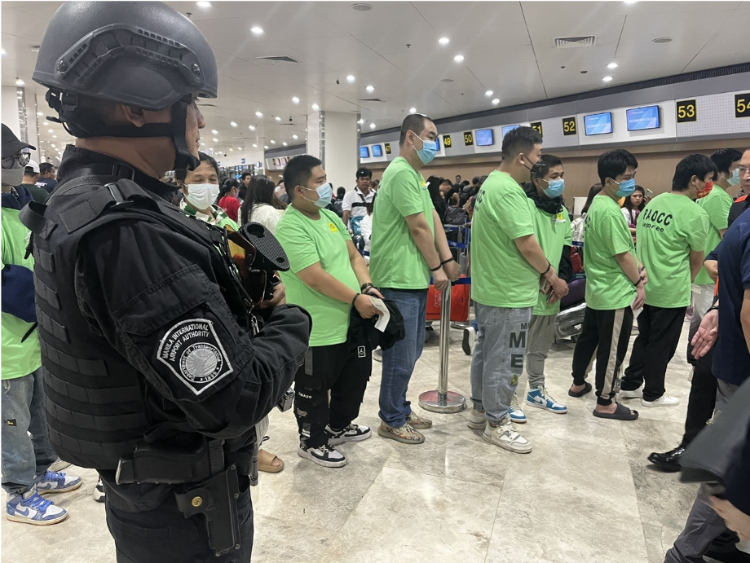 中國和菲律賓兩國執(zhí)法部門合作遣返在菲從事離岸博彩的中國公民。駐菲律賓使館供圖