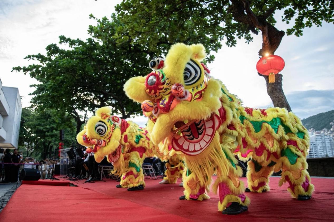 當(dāng)?shù)貢r(shí)間2月24日晚，2024年元宵節(jié)慶?；顒?dòng)在巴西里約熱內(nèi)盧市科帕卡巴納要塞舉辦。巴西山河文化促進(jìn)中心供圖