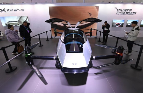 2023年12月1日，在鏈博會(huì)智能汽車鏈展區(qū)小鵬汽車展臺(tái)，參觀者觀看一臺(tái)智能飛行器。新華社記者蔡湘鑫攝