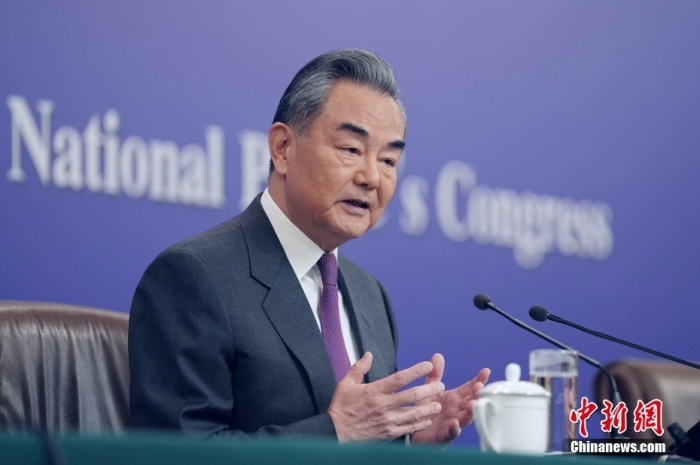 3月7日，十四屆全國(guó)人大二次會(huì)議在北京舉行記者會(huì)，中共中央政治局委員、外交部長(zhǎng)王毅就中國(guó)外交政策和對(duì)外關(guān)系相關(guān)問(wèn)題回答中外記者提問(wèn)。<a target='_blank' href='/'><p  align=
