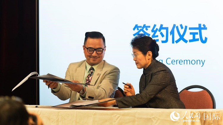 山東省圖書館與舊金山公共圖書館簽署合作協(xié)議。