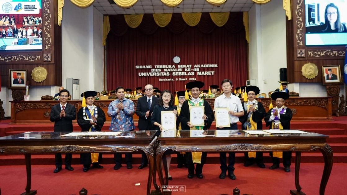 西華大學(xué)、三一一大學(xué)、印尼鋰源新材料有限公司、四川鋰源新能源有限公司四方共同簽署國(guó)際合作協(xié)議。印尼三一一大學(xué)孔子學(xué)院供圖