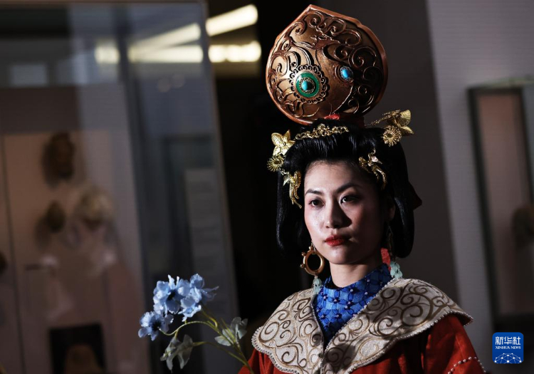 3月13日，在位于法國(guó)巴黎的吉美國(guó)立亞洲藝術(shù)博物館，模特展示敦煌復(fù)原服飾。新華社記者 高靜 攝