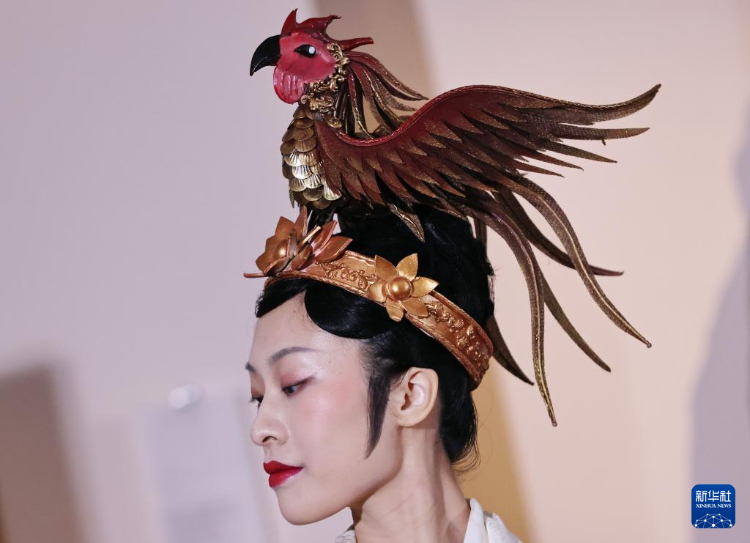 3月13日，在位于法國(guó)巴黎的吉美國(guó)立亞洲藝術(shù)博物館，模特展示敦煌復(fù)原服飾。新華社記者 高靜 攝