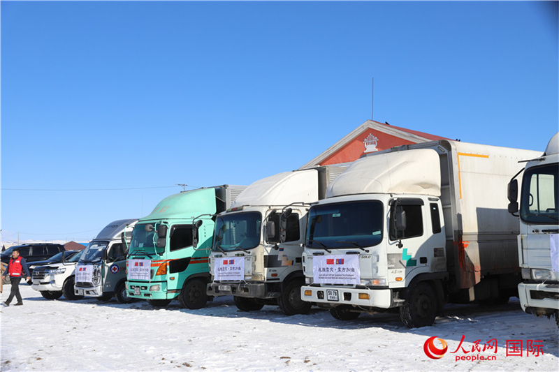 6.3月18日，滿載賑災(zāi)物資卡車在中央省額爾登縣整裝待發(fā)。人民網(wǎng)記者 霍文攝