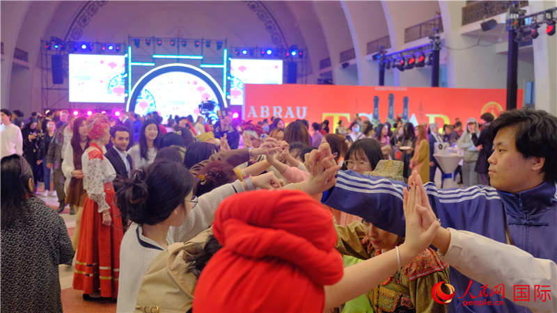 中俄觀眾在現(xiàn)場參與俄羅斯民俗互動游戲。人民網(wǎng) 褚夢琦攝