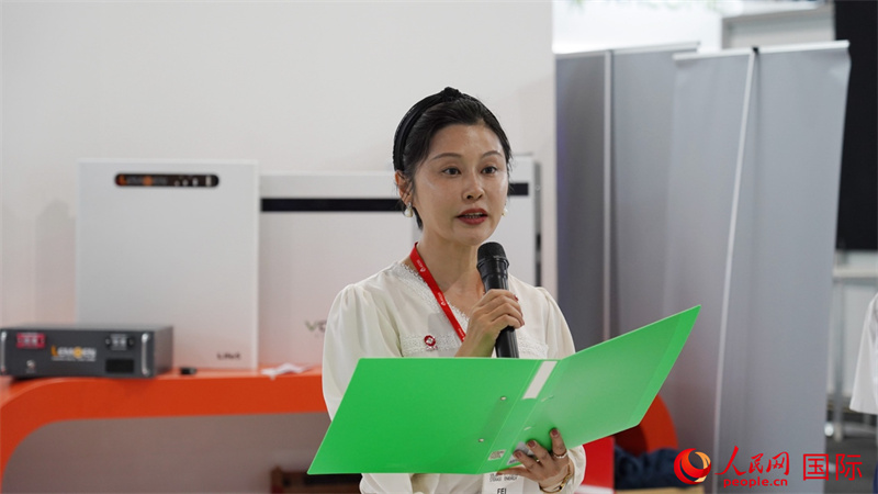 中建材海外經(jīng)濟(jì)合作有限公司總經(jīng)理姜婓致辭。人民網(wǎng) 劉暢攝