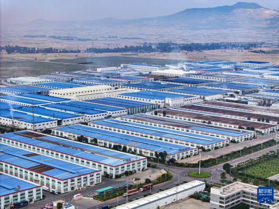 這是2023年11月3日在埃塞俄比亞杜凱姆市拍攝的東方工業(yè)園（無人機(jī)照片）。 新華社發(fā)（東方工業(yè)園供圖）