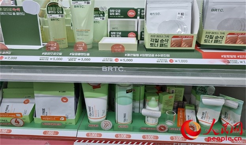 韓國零售連鎖店大創(chuàng)推出低價化妝品。人民網(wǎng) 李帆攝