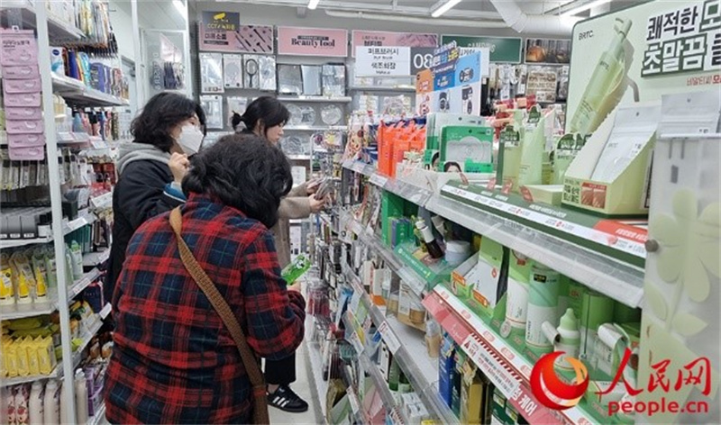韓國民眾在認(rèn)真挑選低價化妝品。人民網(wǎng) 李帆攝