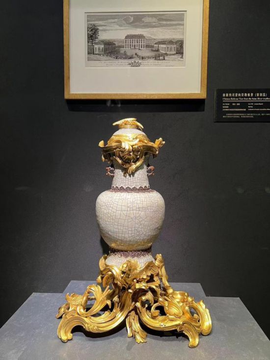 青釉香水瓶，瓷瓶頂部、口沿、底座均裝飾洛可可風(fēng)格銅鍍金飾件。新華社記者徐壯 攝