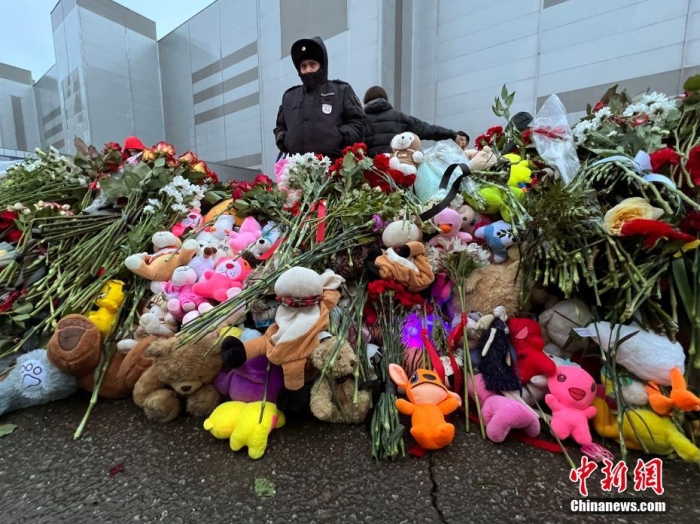 當?shù)貢r間3月24日，俄羅斯全國哀悼日，悼念22日發(fā)生在莫斯科州克拉斯諾戈爾斯克市“克羅庫斯城”音樂廳恐怖襲擊事件中的遇難者。此次恐襲已導(dǎo)致137人遇難，150多人受傷。圖為民眾在恐襲事件現(xiàn)場附近敬獻的鮮花和毛絨玩具。<a target='_blank' href='/'><p  align=