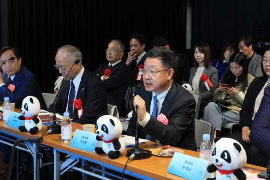 圖為四川省文化和旅游廳廳長戴允康向日本友人介紹四川旅游資源。（中國駐東京旅游辦事處供圖）