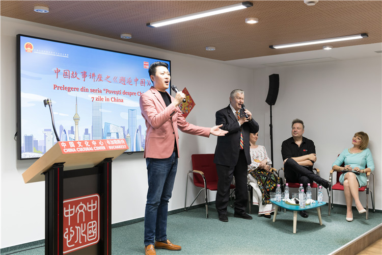 中國(guó)青年男高音歌唱家方瀧與奧爾基·圖爾達(dá)合唱羅語歌曲。布加勒斯特中國(guó)文化中心供圖。