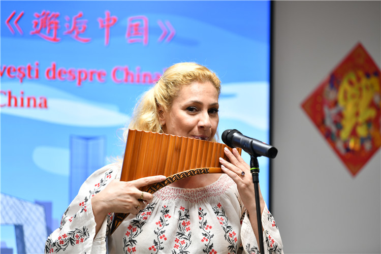 喬治亞娜·帕納演奏排簫。 布加勒斯特中國(guó)文化中心供圖。