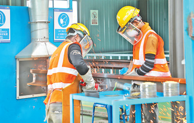 中企承建的馬東鐵項(xiàng)目創(chuàng)造就業(yè)機(jī)會(huì)超過(guò)1.8萬(wàn)個(gè)，合作的當(dāng)?shù)仄髽I(yè)超過(guò)1900家——為促進(jìn)馬來(lái)西亞?wèn)|西海岸互聯(lián)互通貢獻(xiàn)力量（共建“一帶一路”第一現(xiàn)場(chǎng)）
