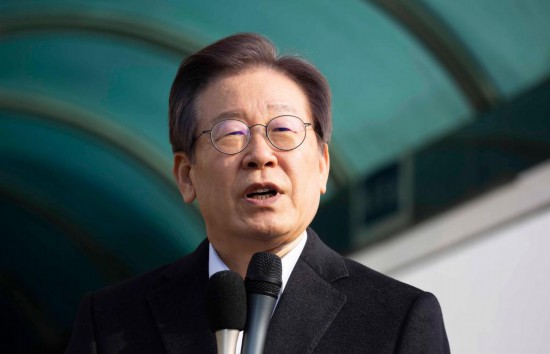 1月10日，韓國最大在野黨黨首李在明從首爾大學(xué)醫(yī)院出院時發(fā)表講話。新華社發(fā)（全休相攝）
