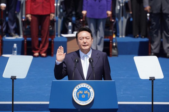 2022年5月10日，在韓國首爾，尹錫悅出席總統(tǒng)宣誓就職儀式。新華社發(fā)（李相浩攝）