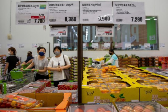 2022年7月9日，人們在韓國高陽市一家超市水果區(qū)購物。新華社記者王益亮攝