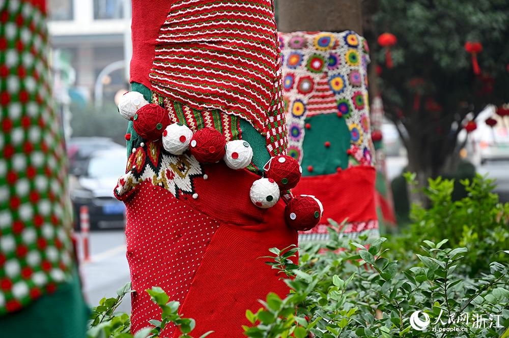 杭州市拱墅區(qū)獅虎橋路上的行道樹“穿”上了新裝。人民網(wǎng) 葉賓得攝